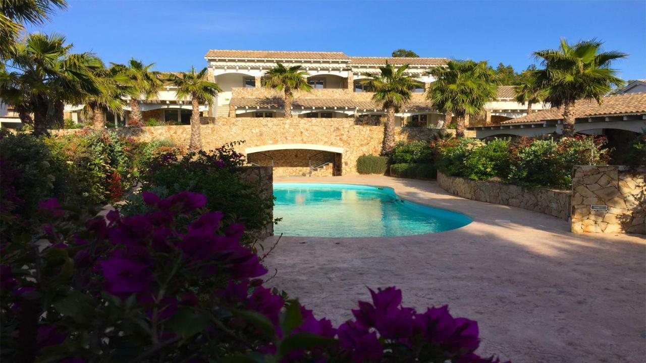 Residence Elegance Ville Ed Appartamenti A Porto Pino Exterior photo